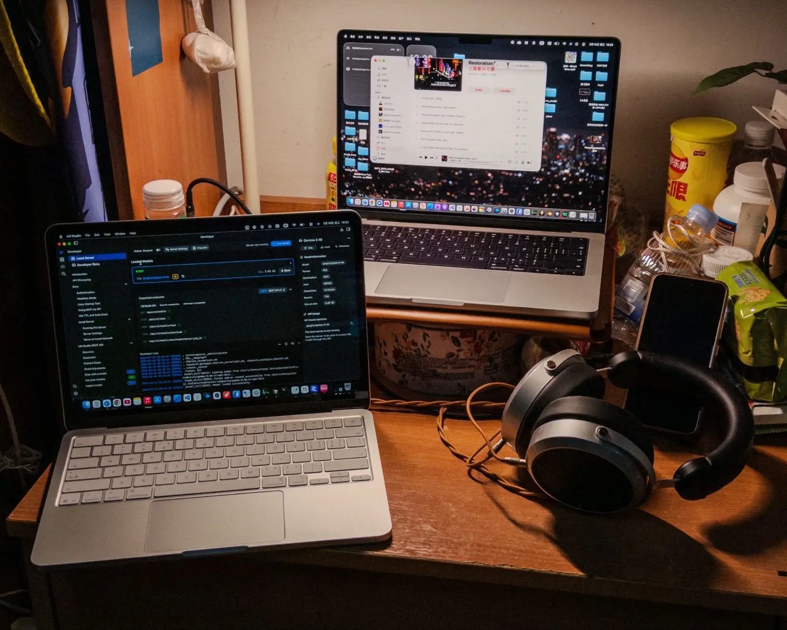 两台 MacBook 的桌面展示